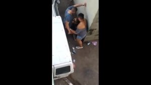 Flagra amador botou a mulher chupar seu pau e fodeu o cu na rua