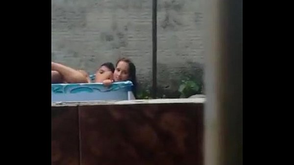 Namorados flagrados fudendo na piscina de ladinho no quintal de casa xxx