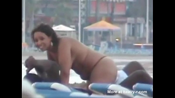 Sexo na Praia em publico de Bikini para esconder a foda
