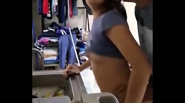 Assistir Netflix só de calcinha Linda mexicana é fodida lavando a louça