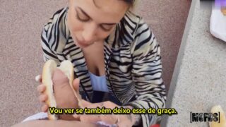 Enfiando a Calabresa na Bucetona da Morena - Porno Legendado